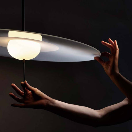 DCWéditions Mono LED glasspendelampe L med dimmerbryter i brukerens hånd