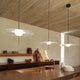 Moderne Mono LED Hängeleuchte von DCWéditions in stilvoller Küche mit Holzregal und minimalistischer Einrichtung.
