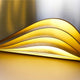 Elegante Wandleuchte Respiro von DCWéditions mit warmem, goldenem Licht und geschwungenem Design.