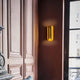 DCWéditions Rosalie LED Wandleuchte in Blattgold, warmes Licht für eine sanfte Atmosphäre.