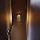 DCWéditions Rosalie Wandleuchte aus Aluminium mit warmem Licht auf einer Wand, schafft entspannende Atmosphäre.