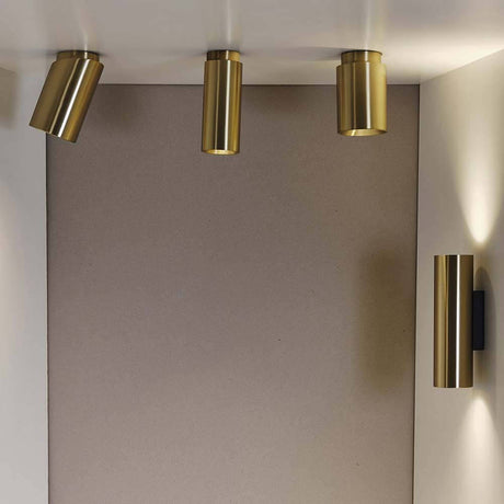 DCWéditions Tobo plafonnier en saillie laiton dans un intérieur moderne avec des détails élégants.