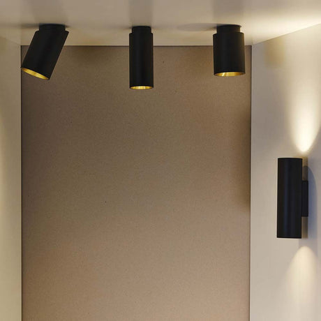 DCWéditions Tobo vegglampe med 2 lyskilder i moderne design med matt overflate og varmt lys.