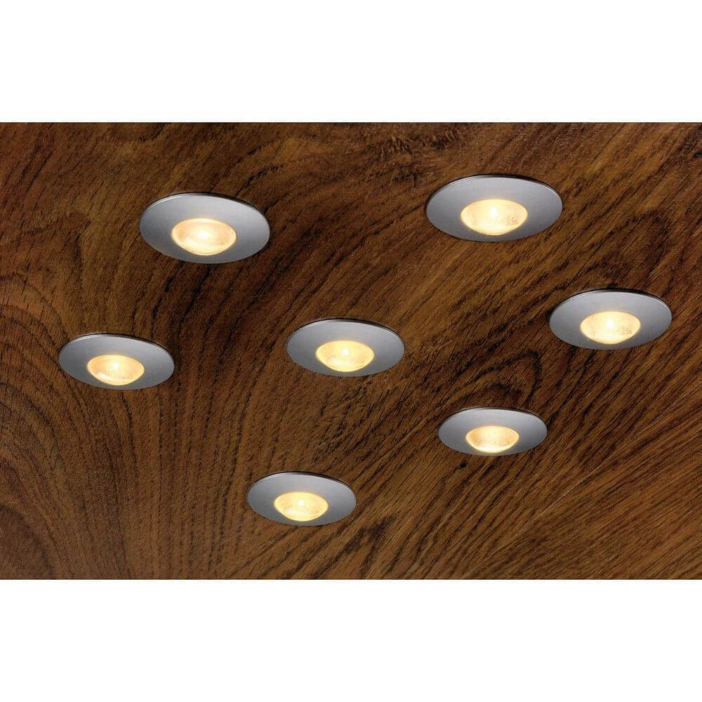 DEKLED Einbauleuchte rund Silber metallic 1W LED Warmweiß 3000K in einer Holzdecke installiert.