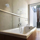 Außen-Wandleuchte Front Single IP44 Weiß über einer modernen Badewanne in stilvollem Badezimmer