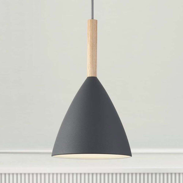 Hängeleuchte Pure 20 Grau mit eleganter Spitze aus Esche im modernen Design.