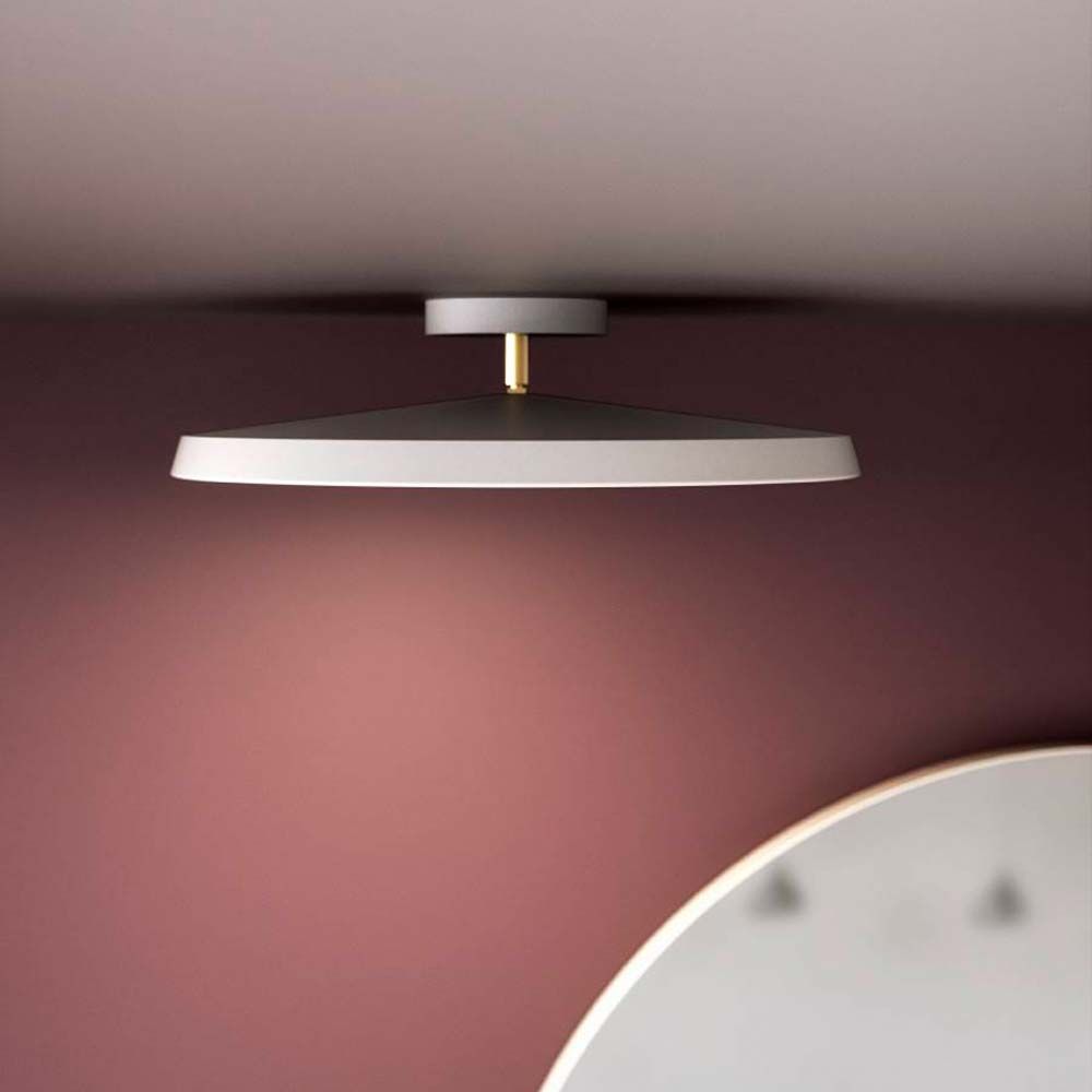 LED Deckenlampe Alba Pro 40 Weiß, Opal Weiß an einer Decke in einem modernen Raum.