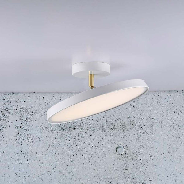 LED Deckenleuchte Alba Pro 30 Weiß, Opal Weiß an einer Decke montiert, modernes Design und Lichtwirkung.