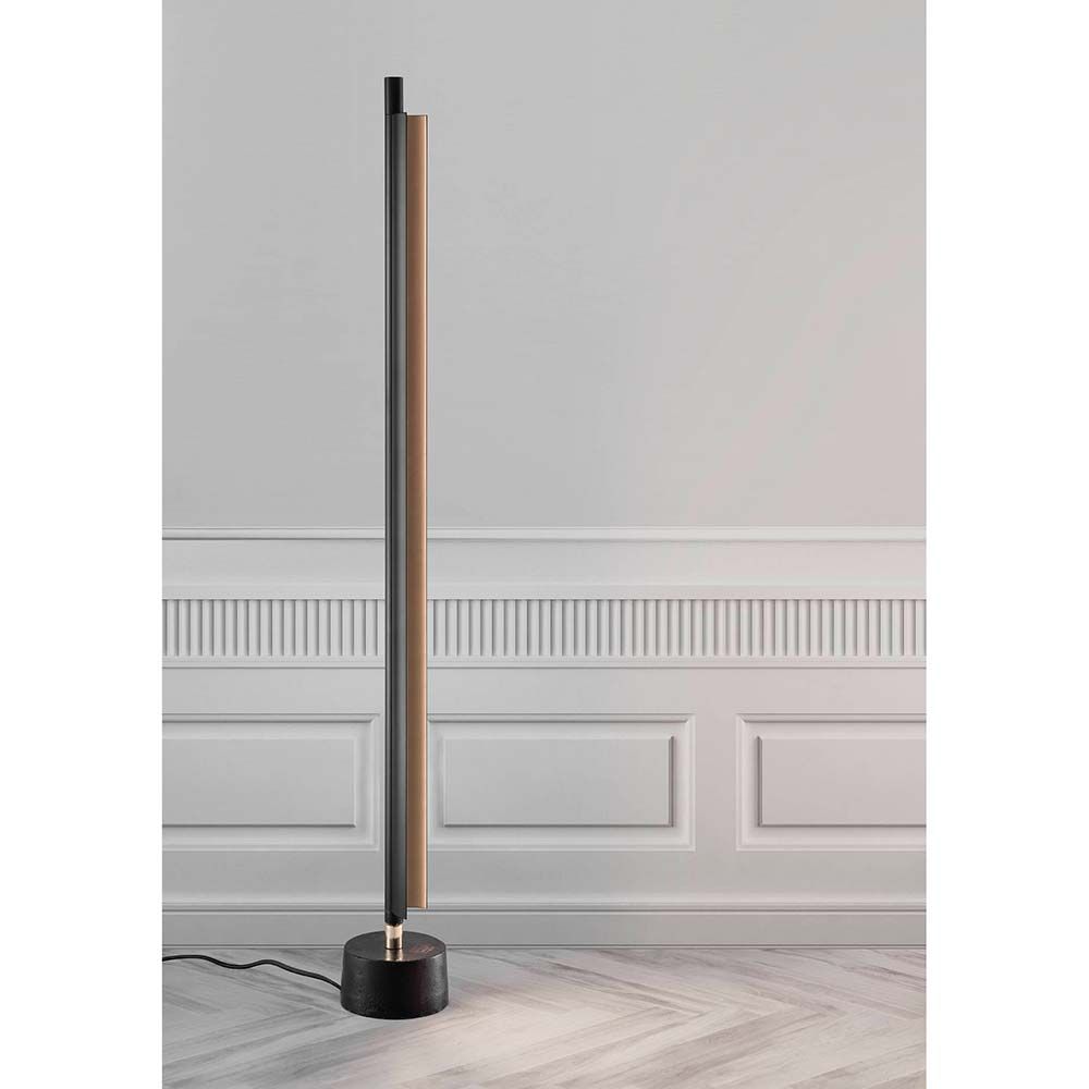 LED Stehlampe SpaceB in Schwarz mit opalweißem Licht, modernes Design für stilvolle Wohnräume.