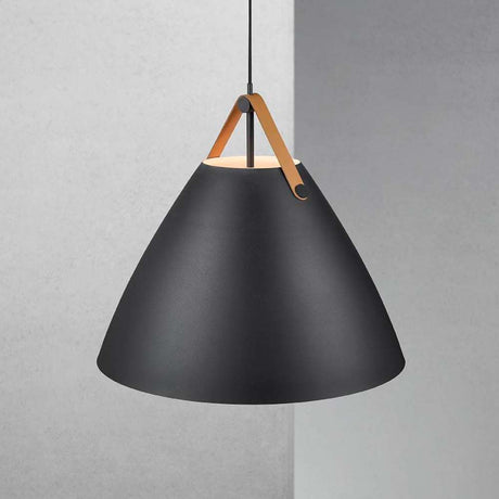 Pendellampe Strap 68 Schwarz mit schwarzem Schirm und Holzdetails, modernes Design für stilvolle Beleuchtung.