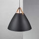 Pendellampe Strap 68 Schwarz mit schwarzem Schirm und Holzdetails, modernes Design für stilvolle Beleuchtung.