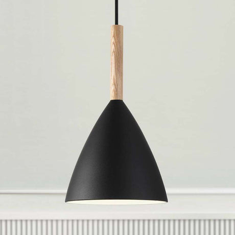 Pendelleuchte Pure 20 Schwarz mit eleganter Esche und schwarzem Design für stilvolle Inneneinrichtung.