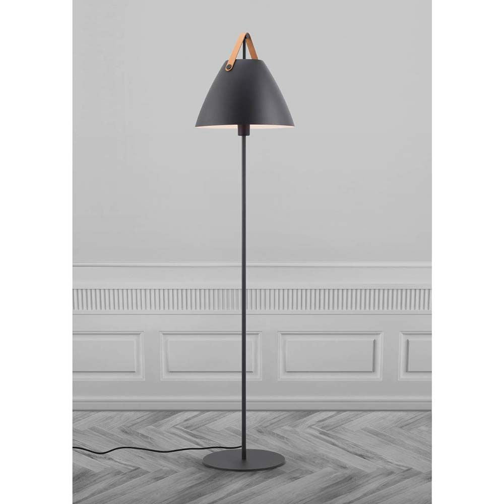 Stehlampe Strap Schwarz mit schwarzem Schirm und Ledergriff im modernen nordischen Design.