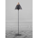 Stehlampe Strap Schwarz mit schwarzem Schirm und Ledergriff im modernen nordischen Design.