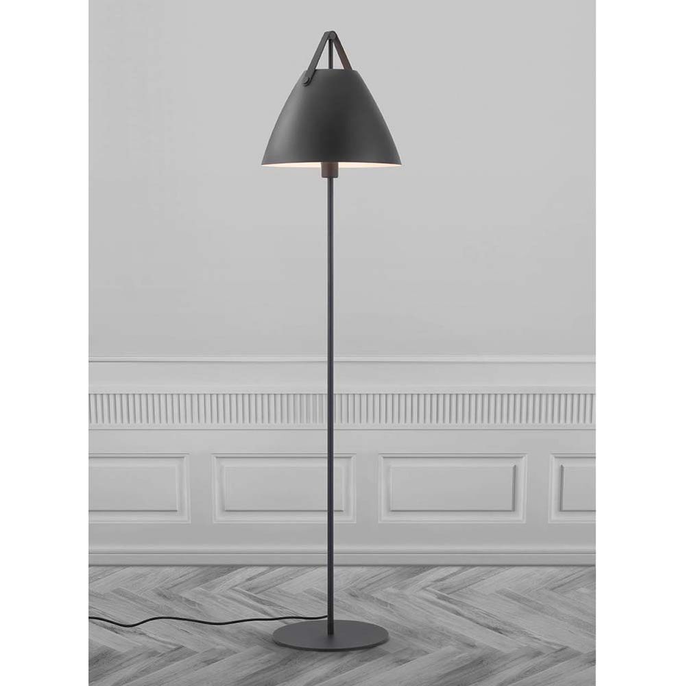 Stehlampe Strap Schwarz mit schwarzem Metall und Ledergürtel im nordischen Stil.