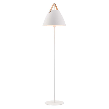 Lampadaire Strap blanc avec éléments en métal et en cuir au design nordique.