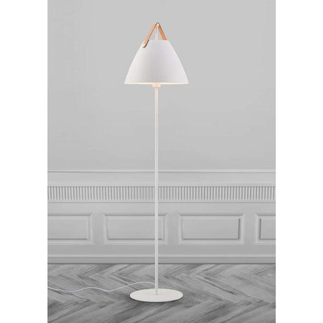 Lampadaire Strap blanc au style nordique avec détails en cuir et base en métal blanc.