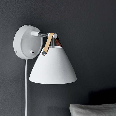 Strap 15 Wandleuchte mit Lederriemen Weiß an einer Wand montiert, stilvolles nordisches Design