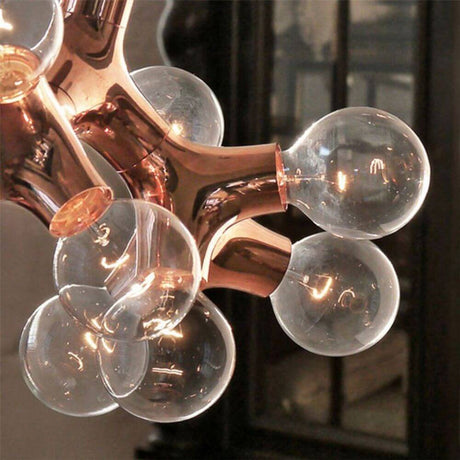 Lampada a sospensione DNA Septo-15 in rame con lampadine trasparenti e design in rame.