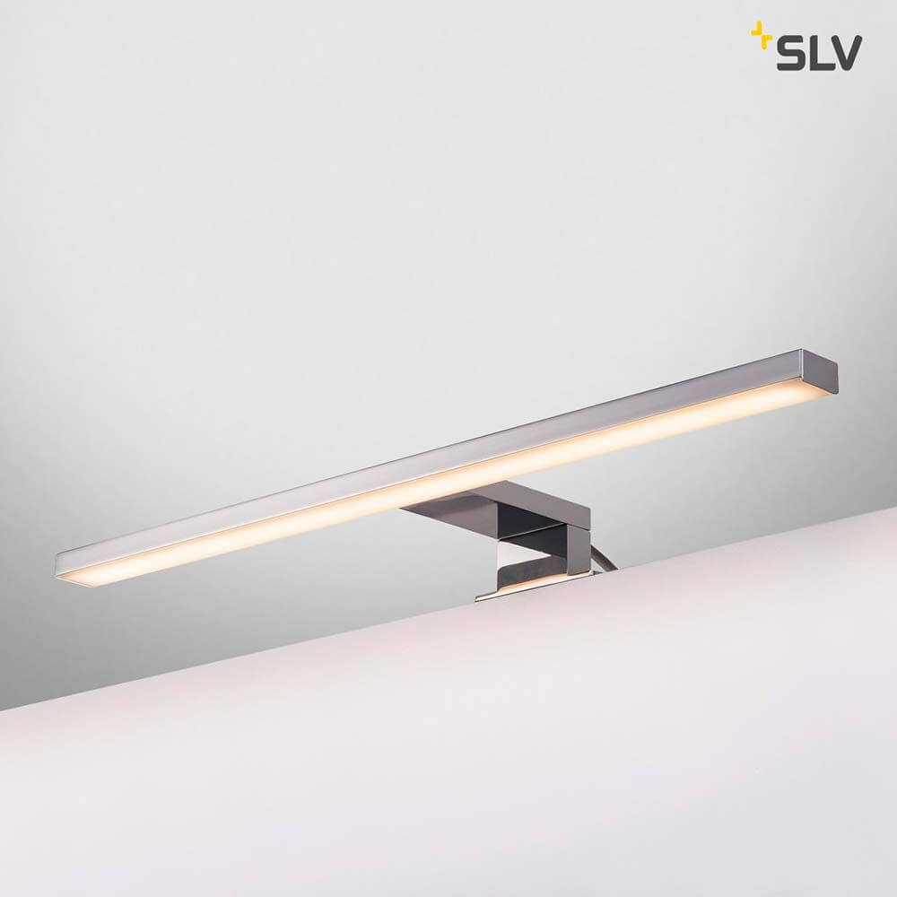 DORISA LED Spiegelleuchte lang chrom 4000K IP44 an einer Wand montiert, moderne und elegante Beleuchtung.