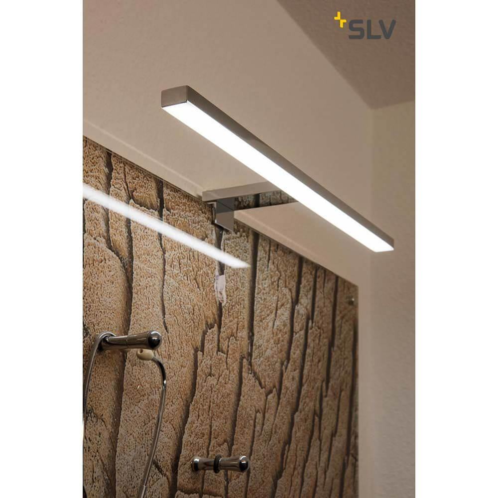 DORISA LED Spiegelleuchte lang chrom 4000K IP44 an einer Wand montiert, sanftes Licht für Badezimmer.