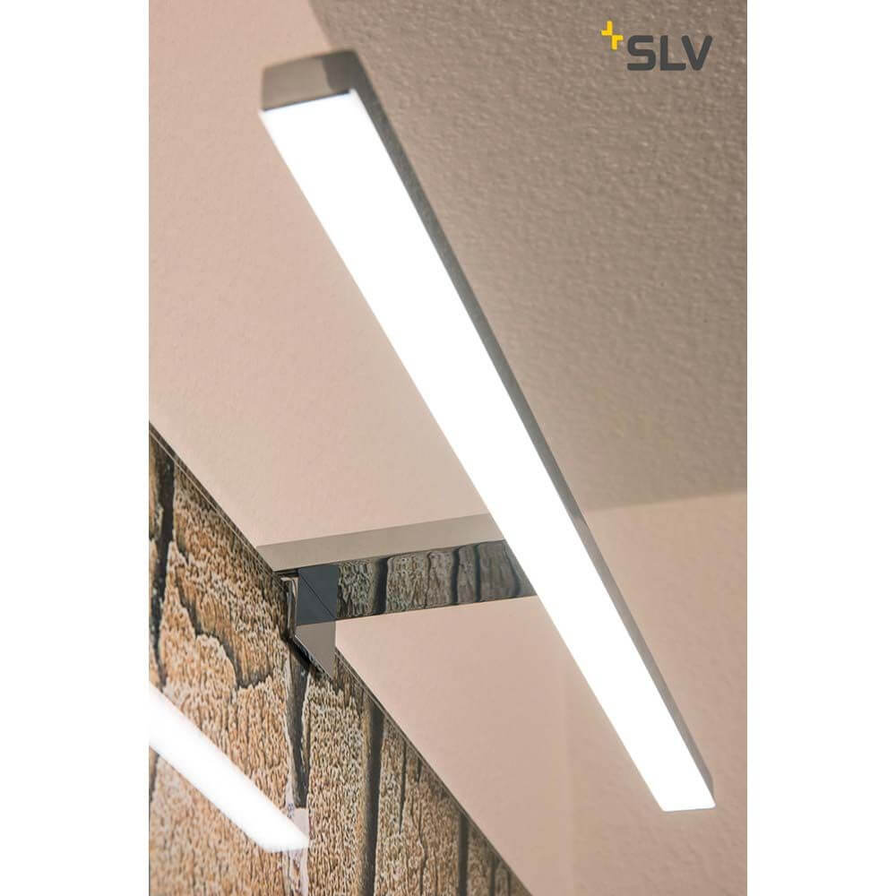 DORISA LED Spiegelleuchte lang chrom 4000K IP44 an der Wand montiert, elegantes Design und perfekte Ausrichtung.