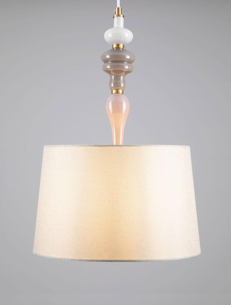 Damo Pendelleuchte Ø 34cm mit hochwertigem Metall- und Keramikelementen in Beige- und Weißtönen.