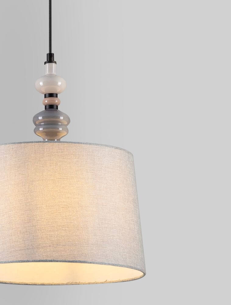 Damo Pendelleuchte Ø 34cm mit hochwertigem Stoffschirm und eleganten Metallelementen.