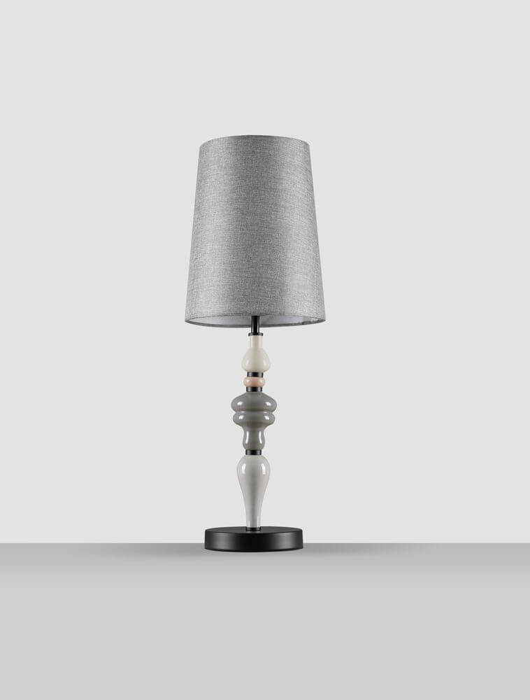 Damo Tischleuchte Ø 22cm Grau, Braun auf einem Tisch, modernes klassisches Design mit hochwertigem Stoffschirm.