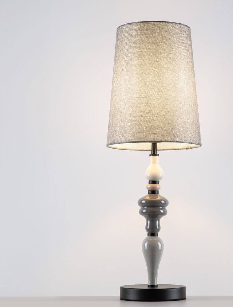 Damo Tischleuchte Ø 22cm Grau, Braun mit klassischem Design und Stoffschirm, ideal für Wohnzimmer.