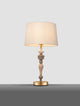 Damo Tischleuchte Ø 34cm Gold, Orange, Braun auf einem Tisch, klassisches Design mit Stoffschirm.