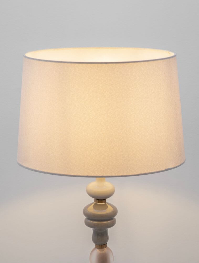 Damo Tischleuchte Ø 34cm Gold, Orange, Braun mit beigem Lampenschirm und klassischem Design.