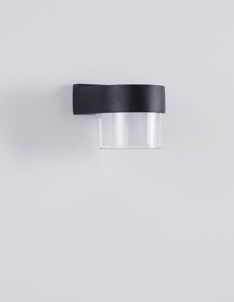 Darf LED Außenwandleuchte Downlight 3000K Schwarz IP54 an einer grauen Wand montiert.