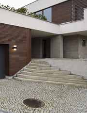 Darf LED Außenwandleuchte Up & Down 3000K Schwarz IP54 an moderner Hausfassade mit warmem Licht