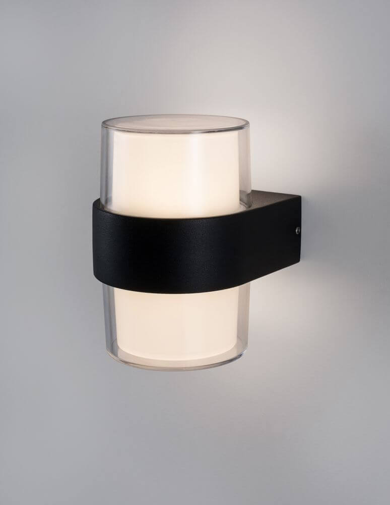 Darf LED Außenwandleuchte Up & Down 3000K Schwarz IP54 an einer Wand montiert mit einer eleganten modernen Form.