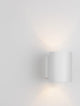 Moderne Dazle Wandleuchte Ø 8cm in Weiß, an der Wand montiert, bietet stilvolle Beleuchtung.