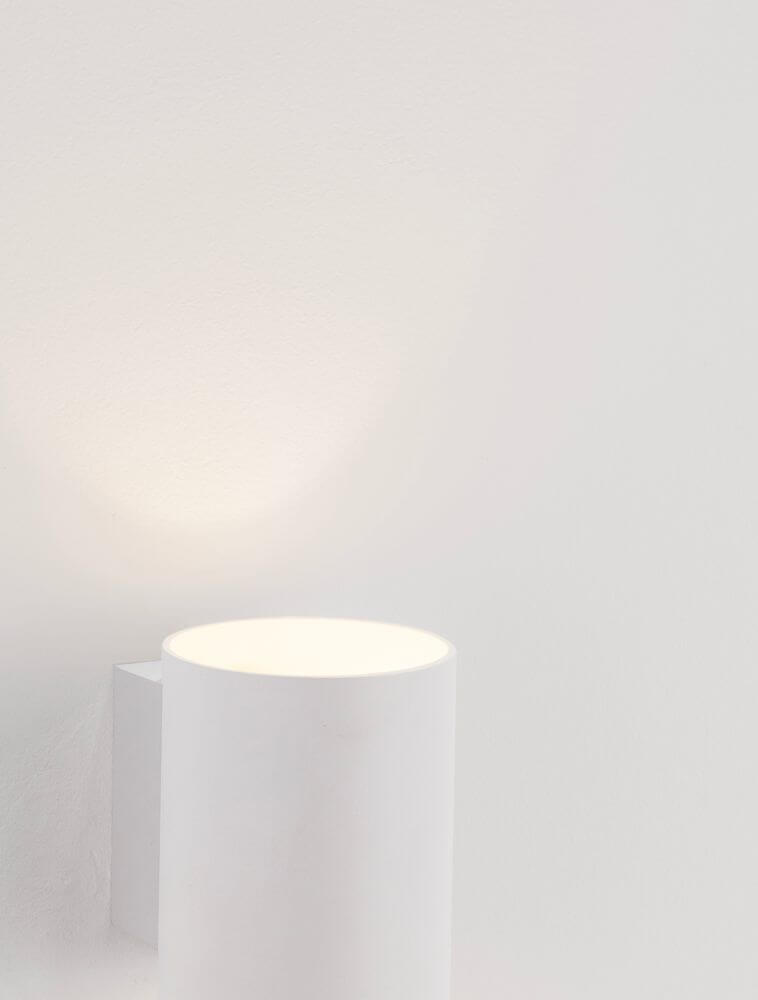 Dazle Wandleuchte Ø 8cm in modernem Design, strahlend weiß mit sanftem Lichtschein an der Wand.