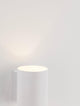 Dazle Wandleuchte Ø 8cm in modernem Design, strahlend weiß mit sanftem Lichtschein an der Wand.