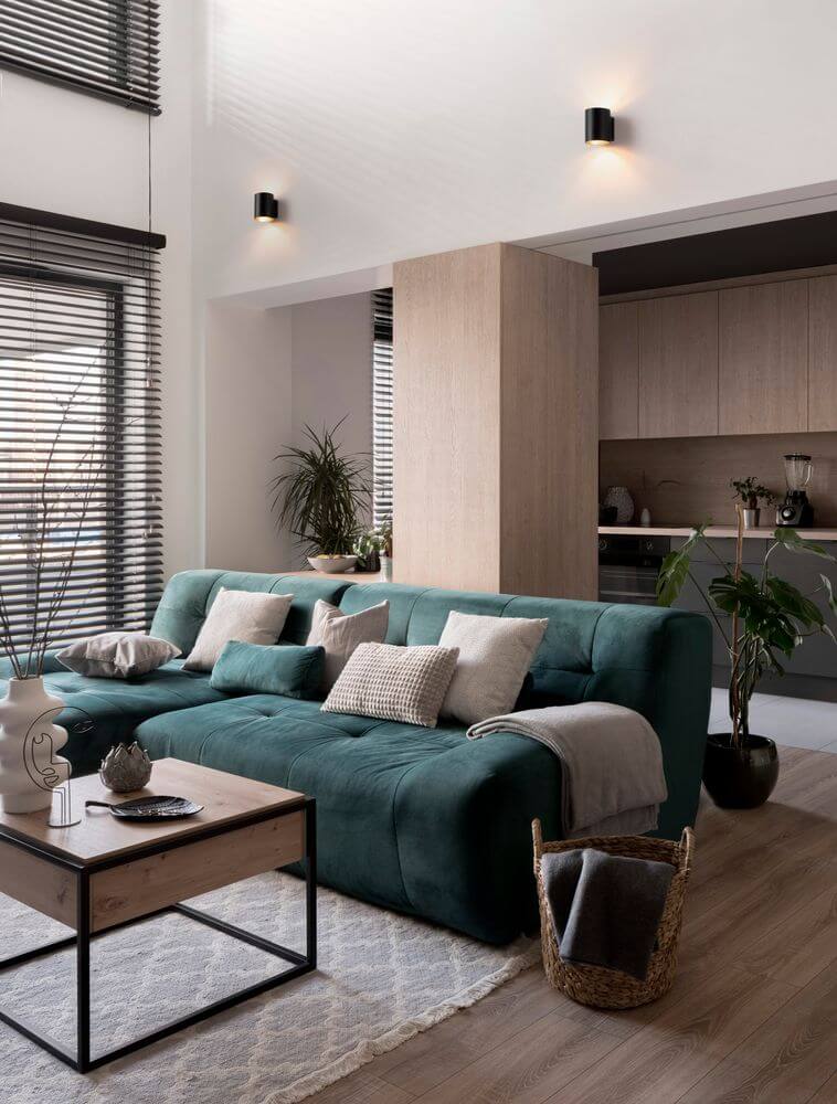 Elegantes Wohnzimmer mit Dazle Wandleuchte Ø 8cm an den Wänden und luxuriösem Sofa.