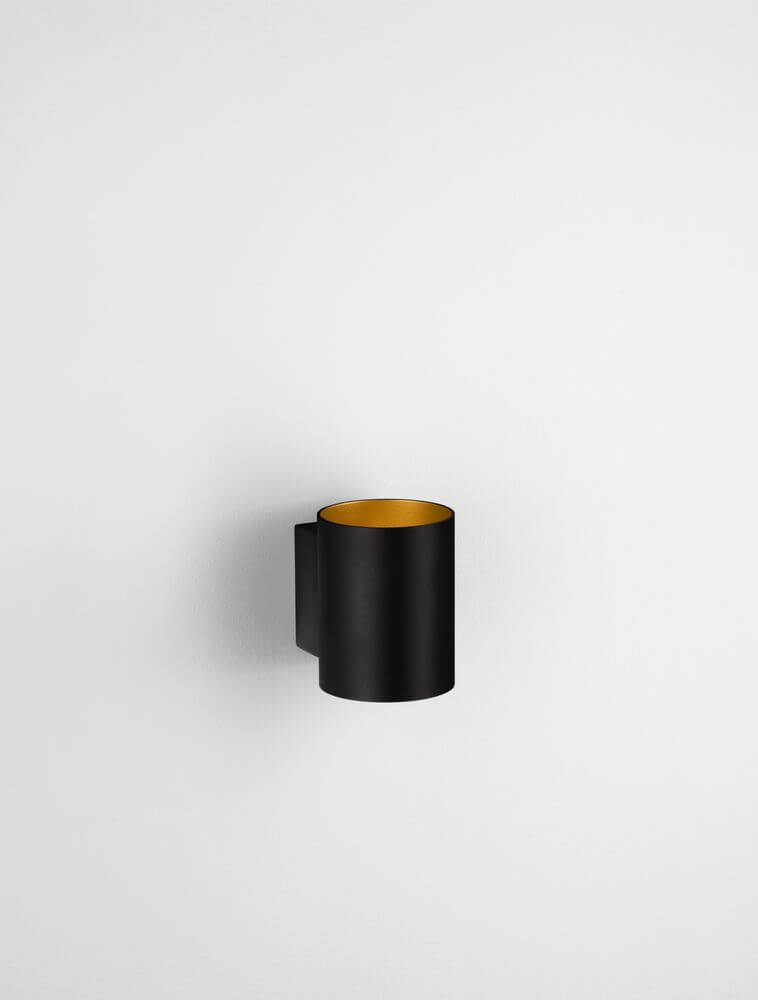 Dazle Wandleuchte Ø 8cm in modernem Design mit schwarzem und goldenem Innenleben an der Wand.