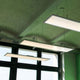Stahlseilhalter 4er-Set inkl. Stahlseil 150cm mit hängenden LED Paneelen in einem modernen Raum.