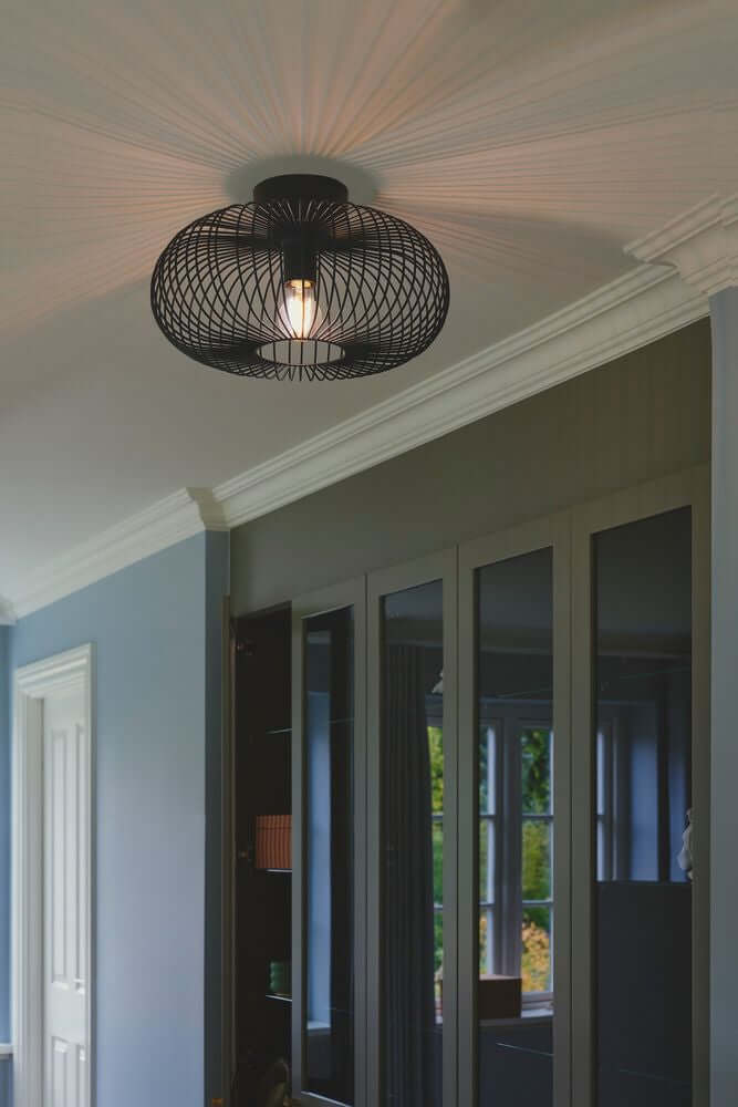 Deckenleuchte Beroni mit minimalistischem Design und faszinierendem Licht- und Schattenspiel.
