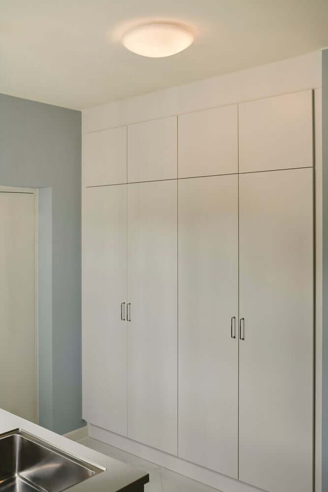 Deckenleuchte Standard 38 über einem weißen Küchenschrank in modernem Design.