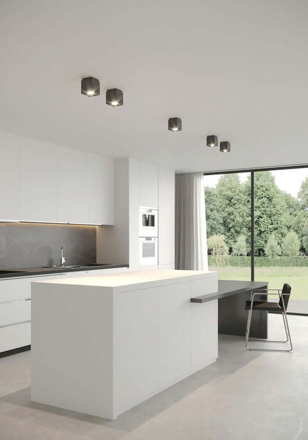 Deckenstrahler Ethan 1-Spot in moderner Küche mit quadratischem Design und angenehmem Licht