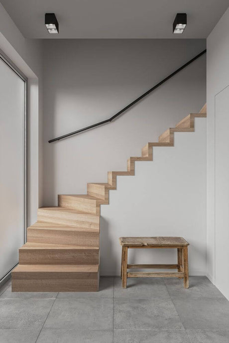 Escalier moderne avec le spot de plafond Ethan 2 spots dans l’entrée, escalier en bois et chaise en bois.