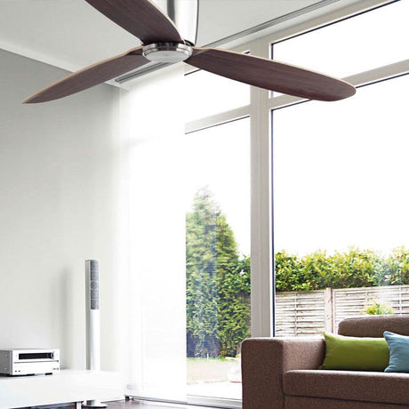 Deckenventilator NIAS Ø132cm Nickel 3 Flügel IP44 Nickel-Matt in modernem Wohnraum mit großen Fenstern.