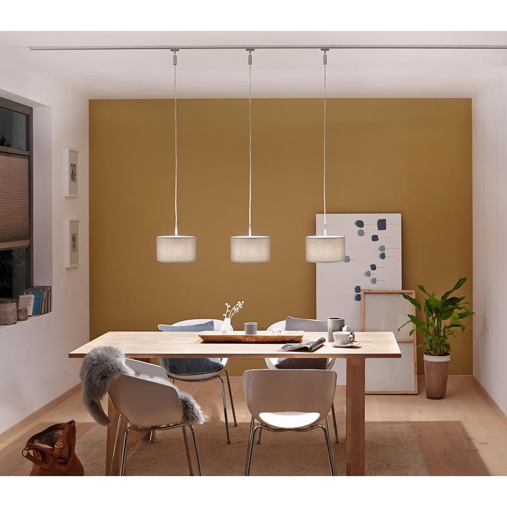 Moderne Essbereich mit DecoSystems Stoffschirm Tessa Grau Pendelleuchten und gemütlichem Ambiente.