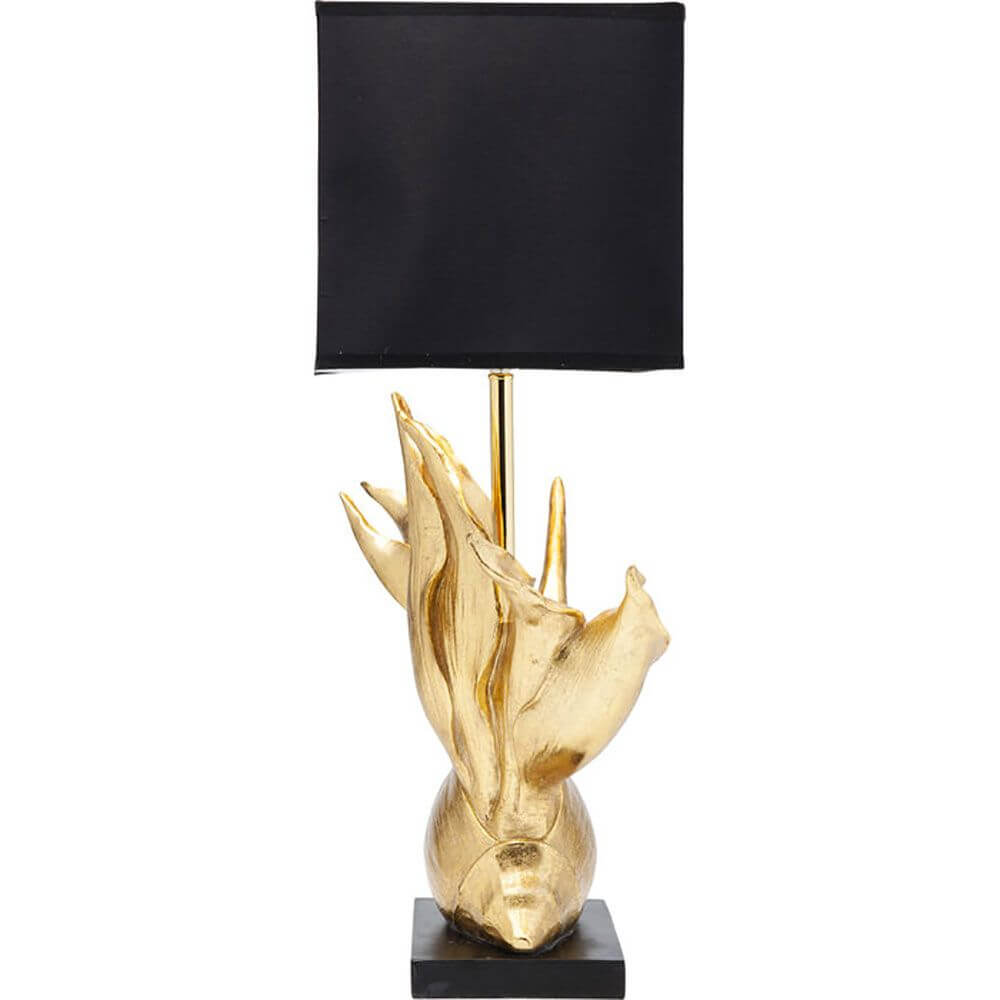 Dekorative Tischleuchte Tropical Flower mit sculptural goldener Strelitzien-Blüte und schwarzem Lampenschirm.