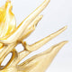 Detailansicht des goldenen Leuchtenfußes der dekorativen Tischleuchte Tropical Flower.