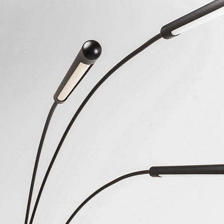 Design Stehleuchte Space Three LED mit modernen schwenkbaren Armen und eleganter Marmor-Basis.
